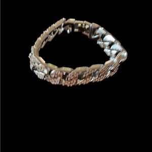 BEAUTIFUL SILVER COLOR BOUTIQUE BRACELET COVERED IN RHINESTONES